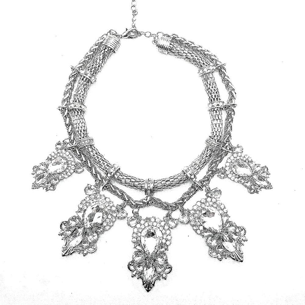 NWOT Stunning Silver Necklace!!